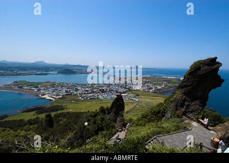 Villaggio di Seongsan ai piedi di Ilchulbong un cono vulcanico Jeju Island corea del sud est del mare o il Mare del Giappone Foto Stock