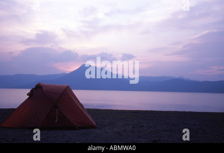 Tenda sorge sulla riva del lago Shikotsuko Hokkaido in Giappone Foto Stock