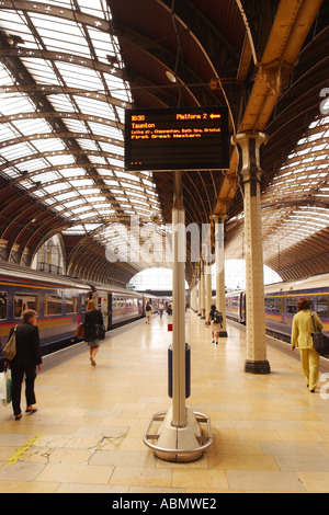 Londra Paddington railway station piattaforma e pendolari Foto Stock