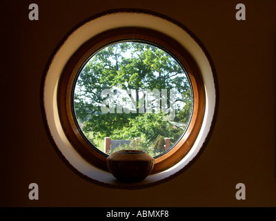 Guardando attraverso la finestra rotonda situato in una lussuosa sala da pranzo in un paese di lingua inglese station wagon, Worcestershire Inghilterra Foto Stock