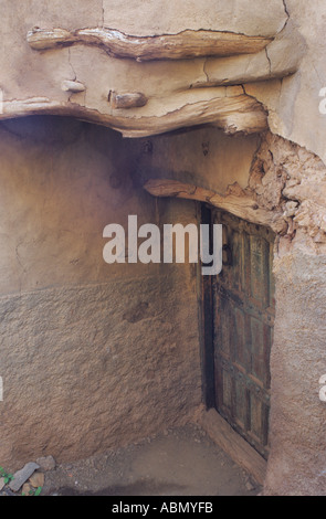 Porta incassata ad una pietra e fango / casa di argilla in Valle di Ameln Marocco Foto Stock