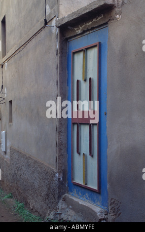 Colorate progettato geometrica porta in un Ameln Valley Home Marocco Foto Stock