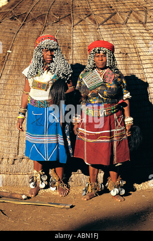 Due Zulu Sangoma donne che indossano abiti tradizionali Zululand in Sud Africa