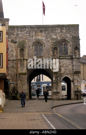 Winchester Hampshire Westgate Top della High Street è un impressionante medievale fortificata costruita gateway sul sito di th Foto Stock