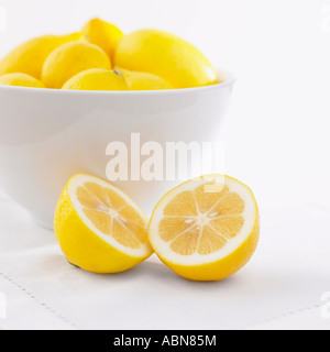 Ciotola di limoni Foto Stock