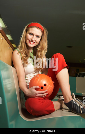 Donna in pista da bowling Foto Stock