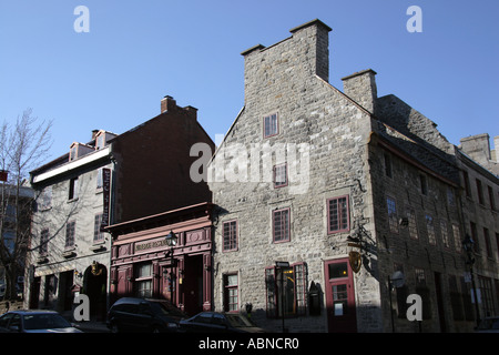 Vecchi edifici in pietra nel centro storico della città di Montreal in Canada Foto Stock