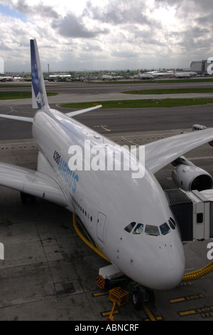 L'Airbus A380 parcheggiato su stand presso l'aeroporto di Heathrow Foto Stock