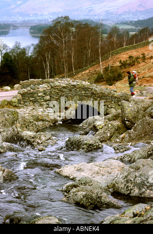 Cumbria Keswick Ashness Bridge affacciato sulla Derwent Water in inverno Foto Stock