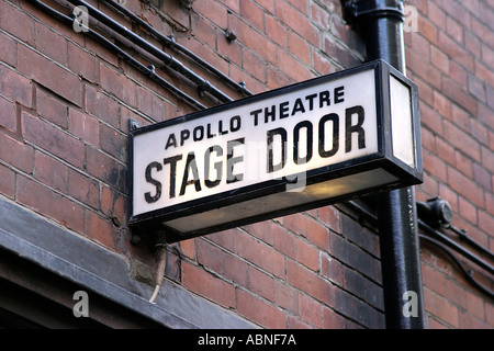 Apollo Theatre stage door sign in London s theatreland Inghilterra Foto Stock