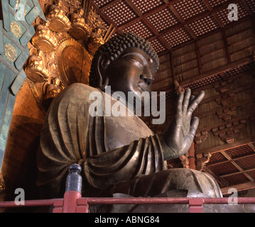 Il Grande Buddha Vairocana al tempio Todaiji di Nara Giappone il mondo la più grande statua in bronzo Foto Stock