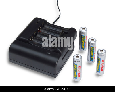 Caricabatterie con quattro batterie ricaricabili AA su uno sfondo bianco con un'ombra Foto Stock