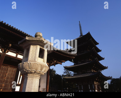 Una lanterna di pietra e i cinque piani pagoda al tempio Kofukuji Nara Giappone Foto Stock