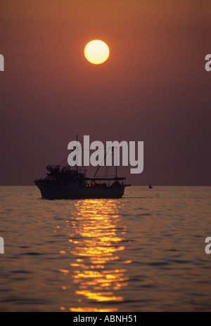 La luna piena splende su un tempo di notte la pesca in barca Croazia Foto Stock