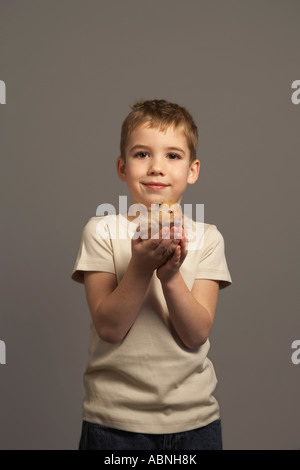 Little Boy Holding Hamster Foto Stock