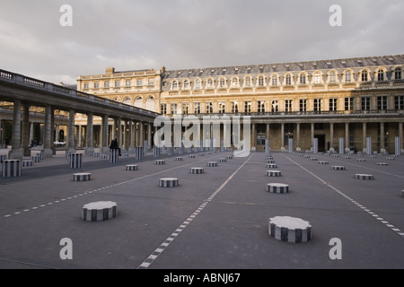 Donna seduta su colonna di scultura presso il Palais Royal Parigi Francia Foto Stock
