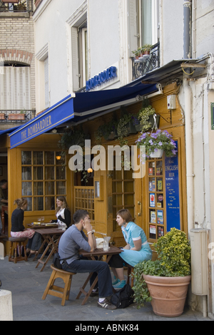 Cafe su Rue De La Montagne Sainte Ginevieve Parigi Francia Foto Stock