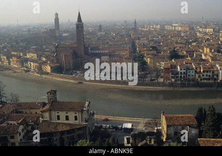 Vista del centro storico di Verona e il fiume Adige Italia Foto Stock