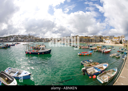 St Ives harbour porto in una soleggiata giornata d'estate South West Cornwall Inghilterra UK Regno Unito GB Gran Bretagna Isole britanniche Foto Stock