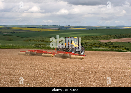 Il trattore e il rullo del Yorkshire Wolds campo REGNO UNITO Foto Stock