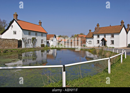 Il vescovo Burton East Yorkshire Regno Unito al laghetto e Cottages Foto Stock