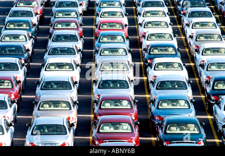 Lungo le linee della nuova Jaguar cars attendono l'esportazione in America a Wallenius Wilhelmsen caricatori a Southampton Docks Foto Stock