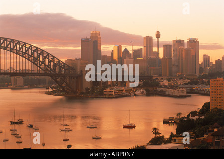 Skyline della città con la Torre di Sydney e Harbour Bridge e yacht ancorati nella baia di lavanda di sunrise Foto Stock