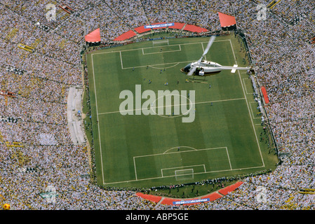 Media elicottero sorvola il Rosebowl, Pasadena, California, durante i Mondiali di calcio tra Italia e Brasile, 1994 Foto Stock