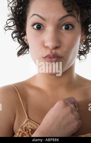 Donna fare kissy face Foto Stock