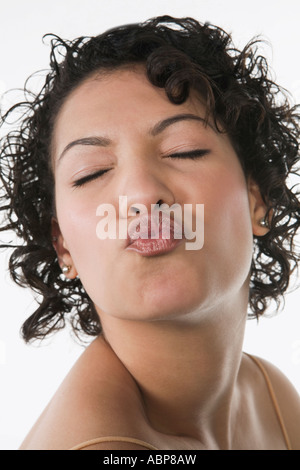 Donna fare kissy face Foto Stock