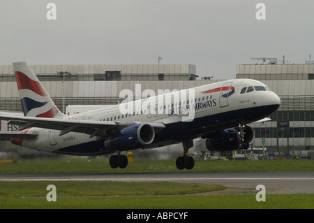 Un British Airways aereo di linea in atterraggio a Heathrow Airport London foto da Andrew Hasson 18 Maggio 2006 Foto Stock