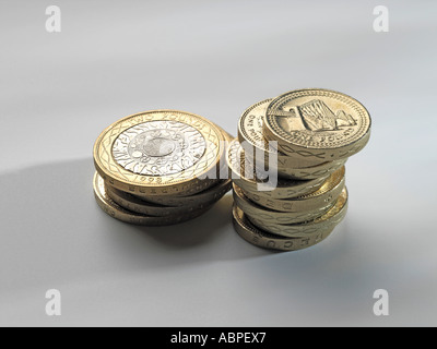 Pile di £ 1 & 2 sterline monete con il Firth of Forth Bridge sul £1 gettone Foto Stock