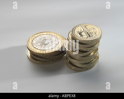 Pile di £ 1 & 2 sterline monete con lo Stretto di Menai Bridge sul £1 gettone Foto Stock