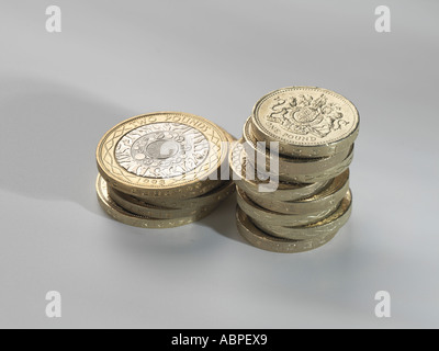 Pile di £ 1 & 2 sterline monete con i 3 leoni su £1 gettone Foto Stock