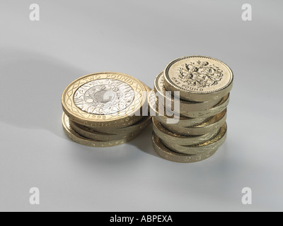 Pile di £ 1 & 2 sterline monete con i 3 leoni su £1 gettone Foto Stock