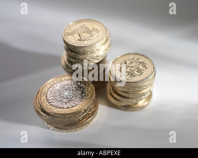 Pile di £ 1 & 2 sterline monete con 3 leoni su £1 gettone Foto Stock