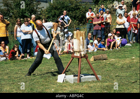 AMLWCH Isola di Anglesey North Wales luglio un display da Gwynedd Axman la trinciatura attraverso un blocco di legno in un tempo la concorrenza Foto Stock