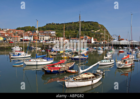 Porto esterno e Castello di Scarborough North Yorkshire Regno Unito Foto Stock