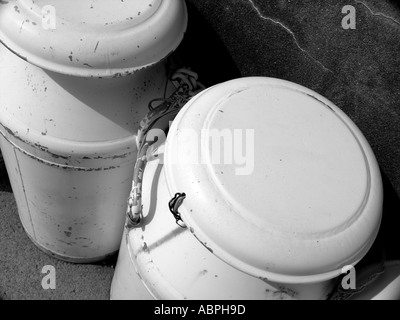 Due metallo Bidoni per il latte Foto Stock
