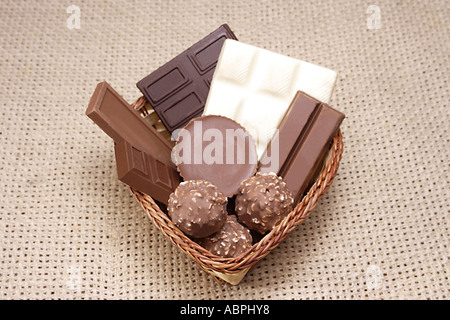 VDA78877 diverse varietà di cioccolatini nel cuore a forma di ciotola di canna Foto Stock