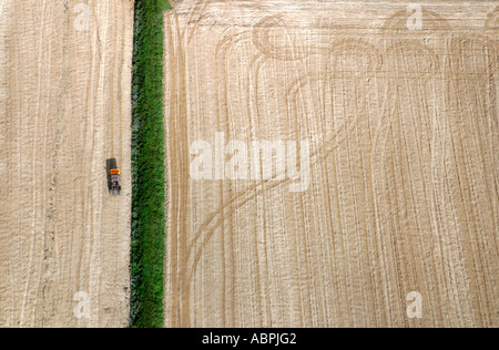 Il trattore arare un campo in Cornwall Regno Unito Foto Stock