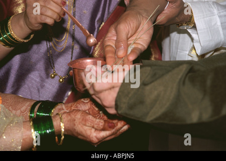 Cerimonia matrimoniale Kanyadan durante il matrimonio indiano Maharashtrian India Foto Stock