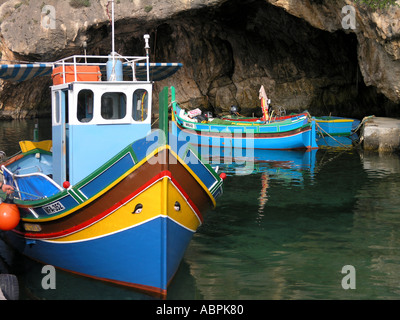 Barche da pesca maltesi nel porto di Xlendi a Gozo Malta Foto Stock