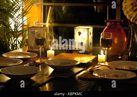 SUB79060 vino rosso in bicchieri candele impostazione tabella per intime intima e romantica cena a lume di candela Mellow Mood shot Foto Stock