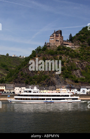 Un piacere per le gite in barca Ultimi Katz castle e St Goarshausen sul fiume Reno in Germania Foto Stock