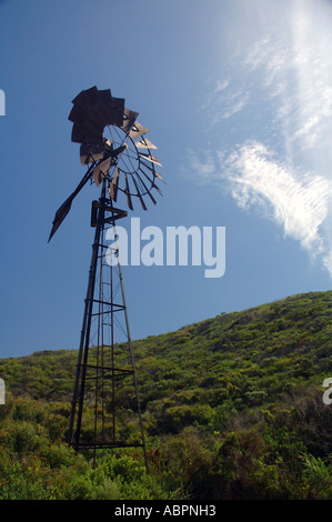 Vecchio mulino a vento utilizzando l'energia del vento per pompare acqua alla superficie Foto Stock