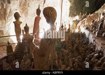 Statue in Pak Ou Le grotte Foto Stock