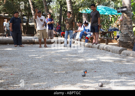 Gli uomini a giocare a bocce in posizione di parcheggio Foto Stock