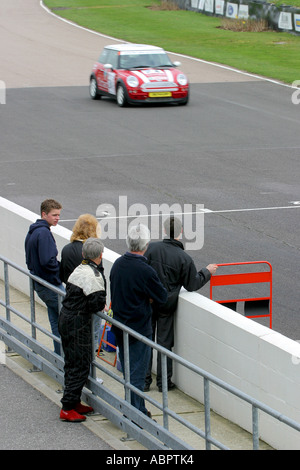 Una BMW Mini Cooper S presso la John Cooper sfida giorno a Goodwood Circuito motorino, Inghilterra. Foto Stock