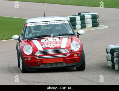 Una BMW Mini Cooper S presso la John Cooper sfida giorno a Goodwood Circuito motorino, Inghilterra. Foto Stock